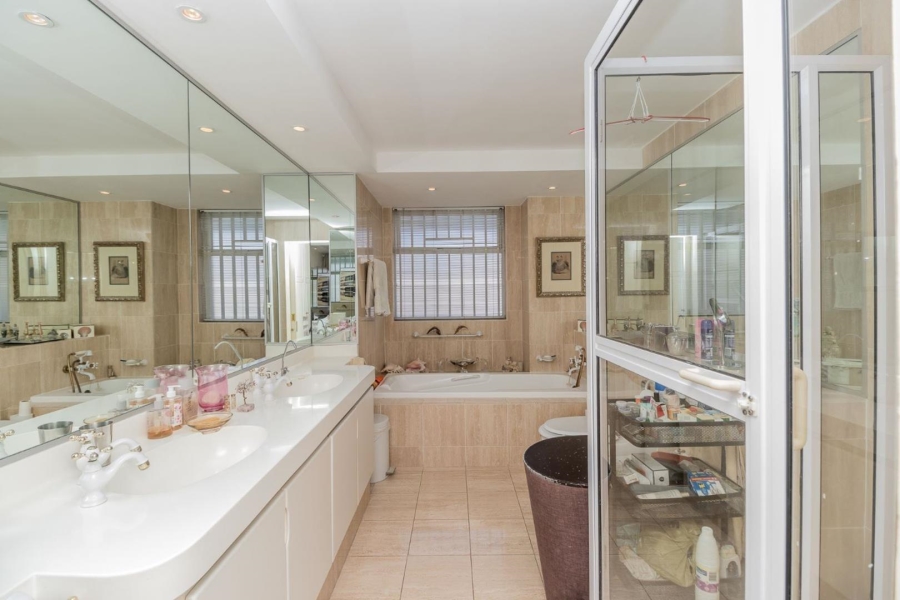 3 Bedroom Property for Sale in Sea Point Western Cape